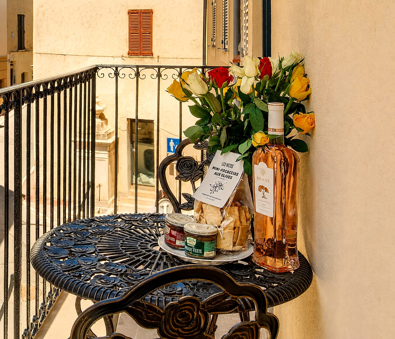 Maison Pantai — The living room, holiday rental in Old Antibes