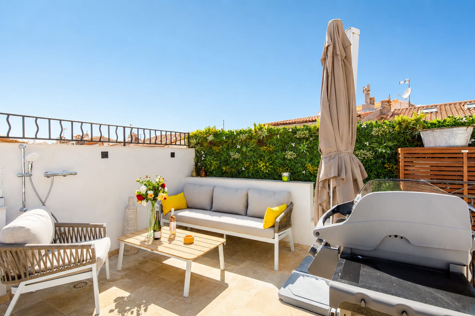 Maison Regina — The terrace, holiday rental in Old Antibes